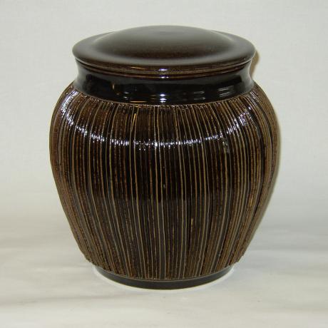 urn tenmoku bruin-zwart met verticale cannelures.JPG