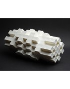 Witte ruimtelijke constructies van porselein
